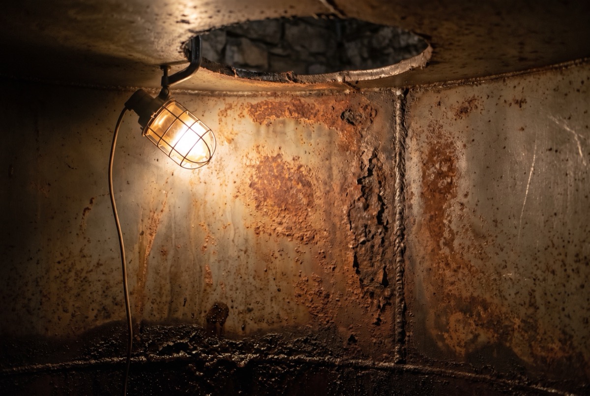Korrosionsstellen an der Innenwand eines Heizöltanks vor dem Strahlen