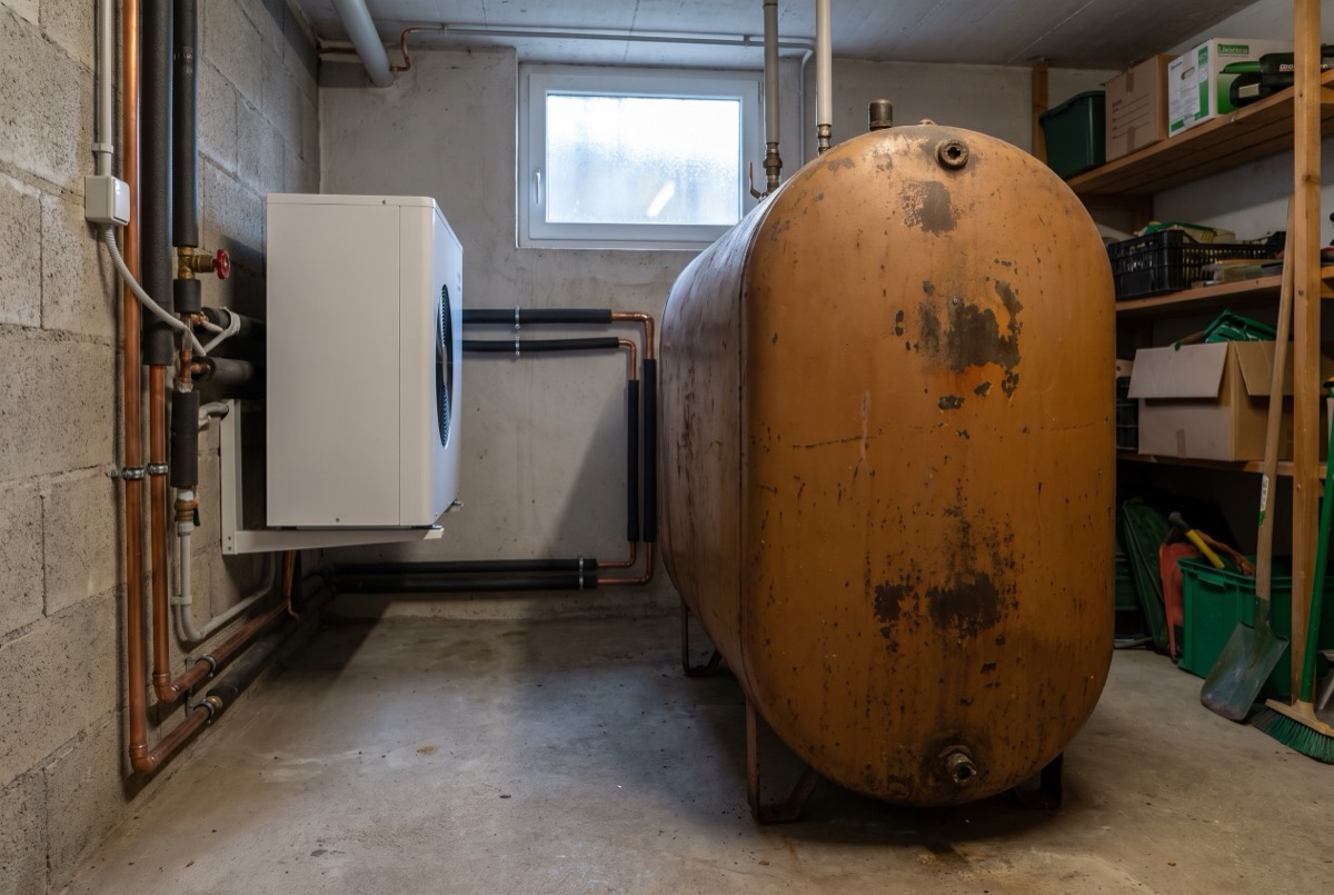 Stillgelegter Heizöltank neben neuer Heiztechnik in einem Kellerraum